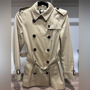 Burberry Kensington short trench coat